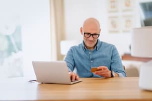 Survey: Middle-Aged Americans Trust AI for Money Advice