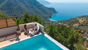 Hotel vs. Airline Credit Cards: How to Choose the Right Travel Rewards Card