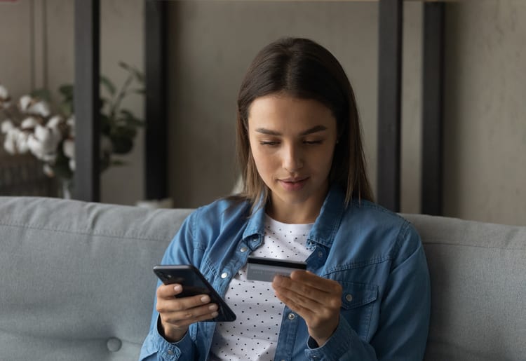 A woman learning the difference between a virtual wallet and online banking. 