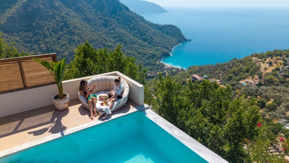 Hotel vs. Airline Credit Cards: How to Choose the Right Travel Rewards Card